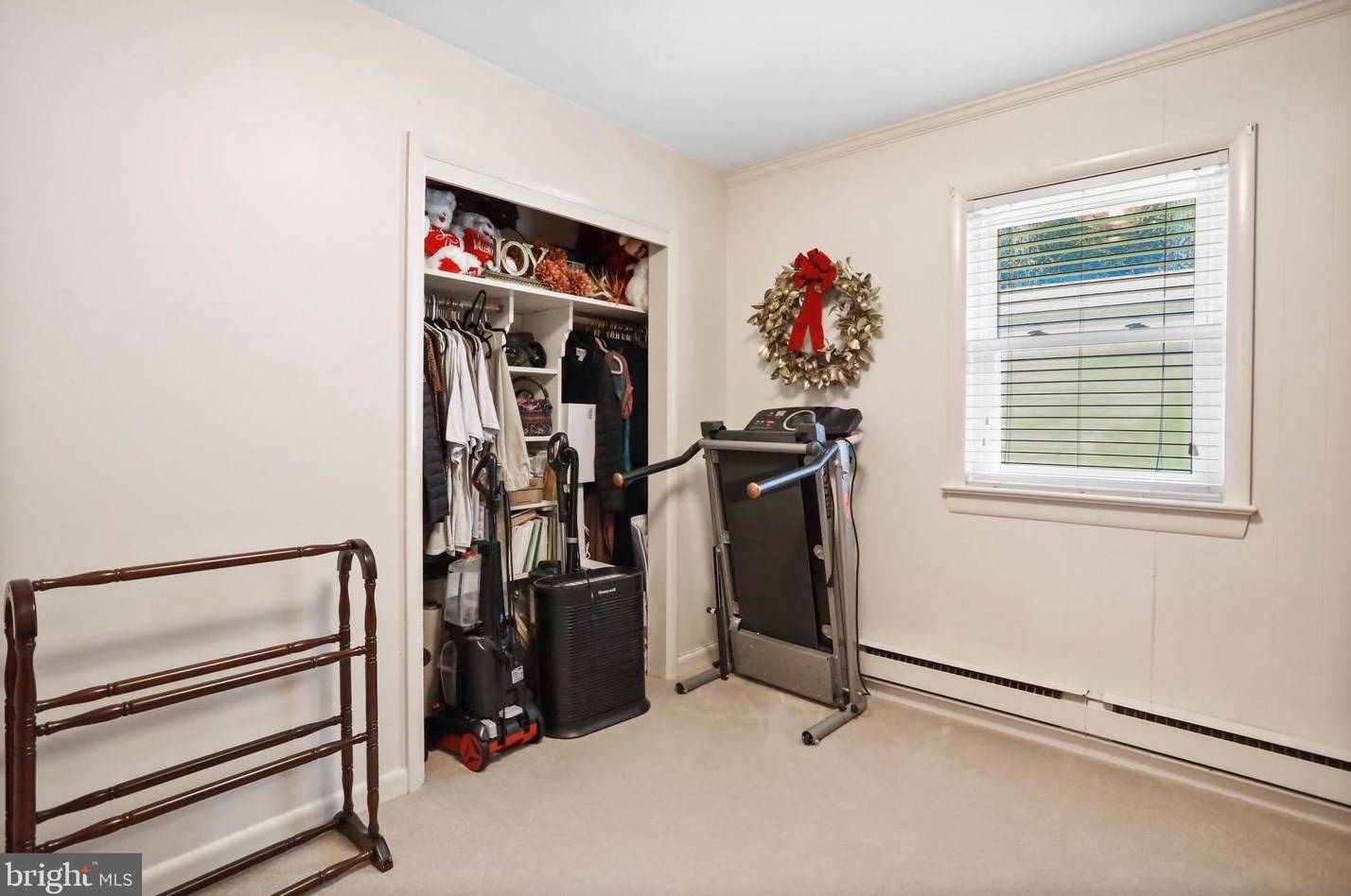 20470 Broad Run Dr, Sterling VA  20165-2511 exterior