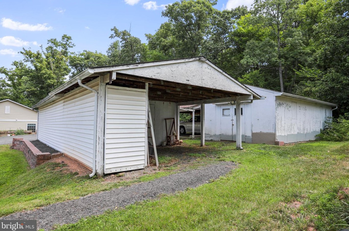 20470 Broad Run Dr, Sterling VA  20165-2511 exterior