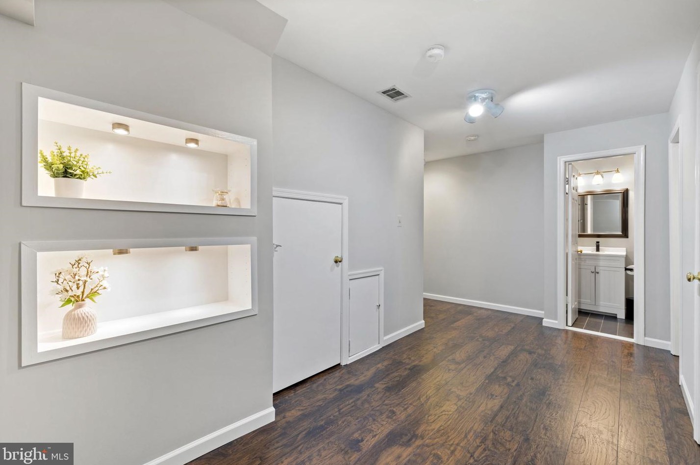 21825 Formosa Sq, Dulles VA  20164-7036 exterior