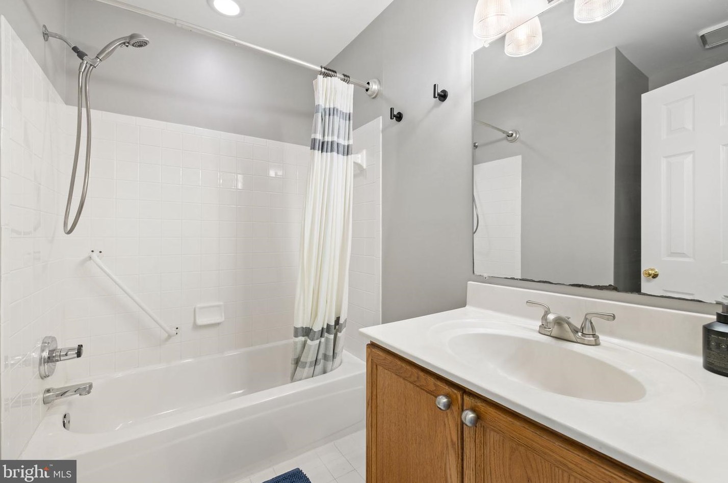 21825 Formosa Sq, Dulles VA  20164-7036 exterior