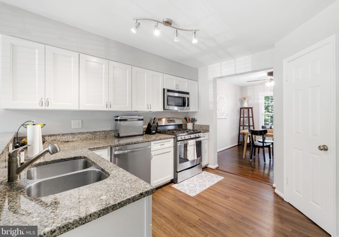 21825 Formosa Sq, Dulles VA  20164-7036 exterior