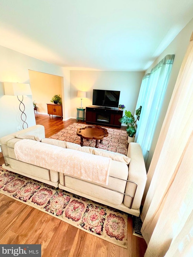 345 Silver Ridge Dr, Dulles, VA 20164