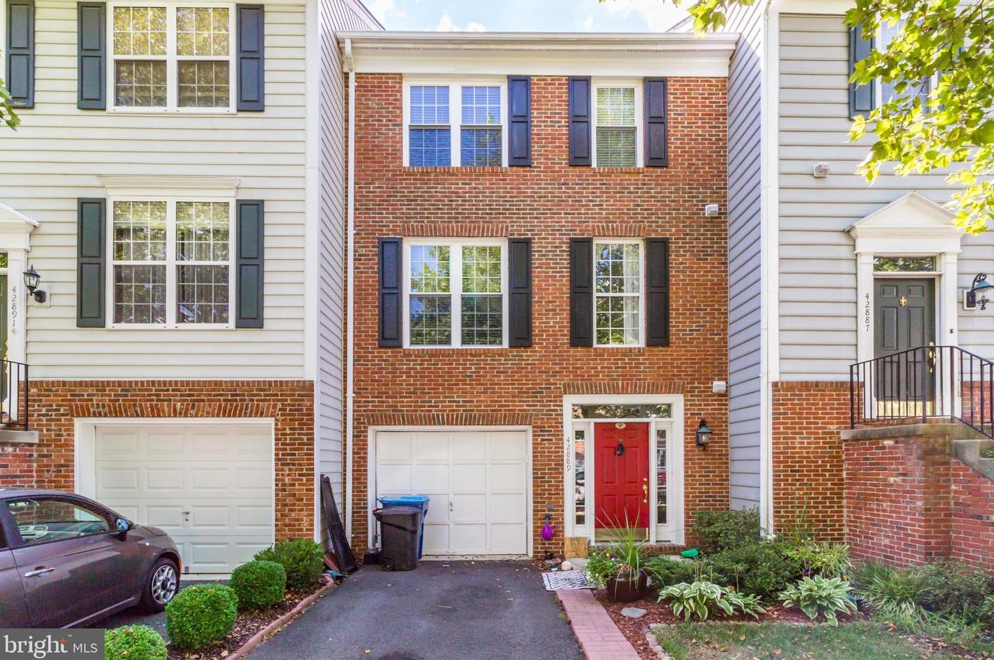 42889 Golf View Dr, Fairfax, VA 20152