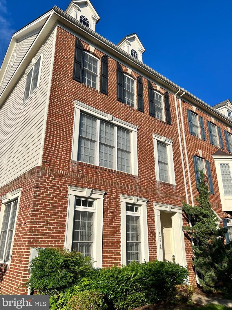 42495 Regal Wood Dr, Ashburn, VA 20148