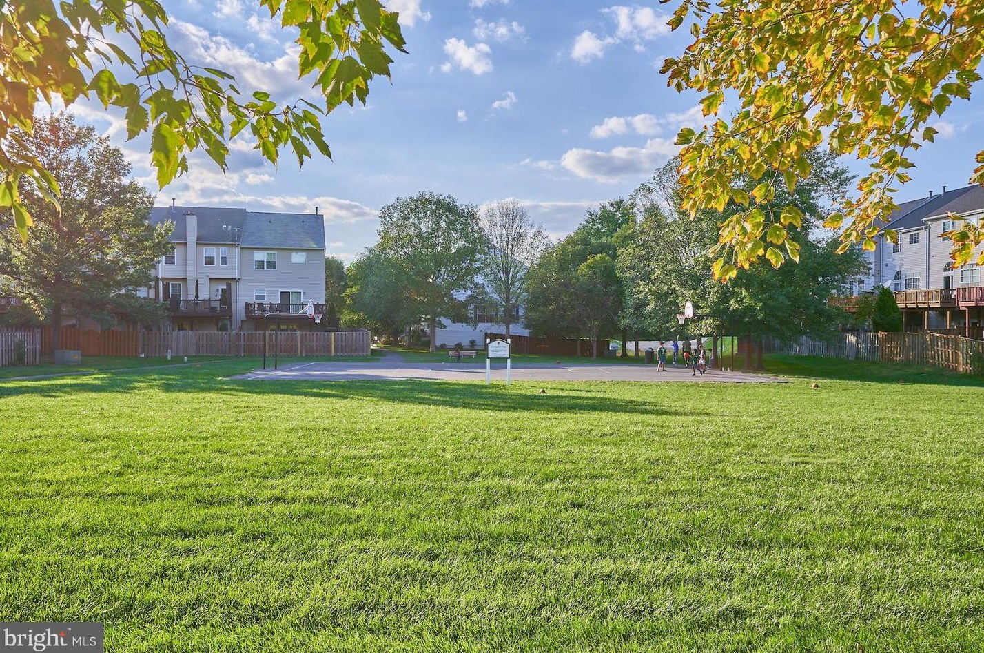 21822 Kings Xing Ter, Ashburn VA 20147-4519 exterior