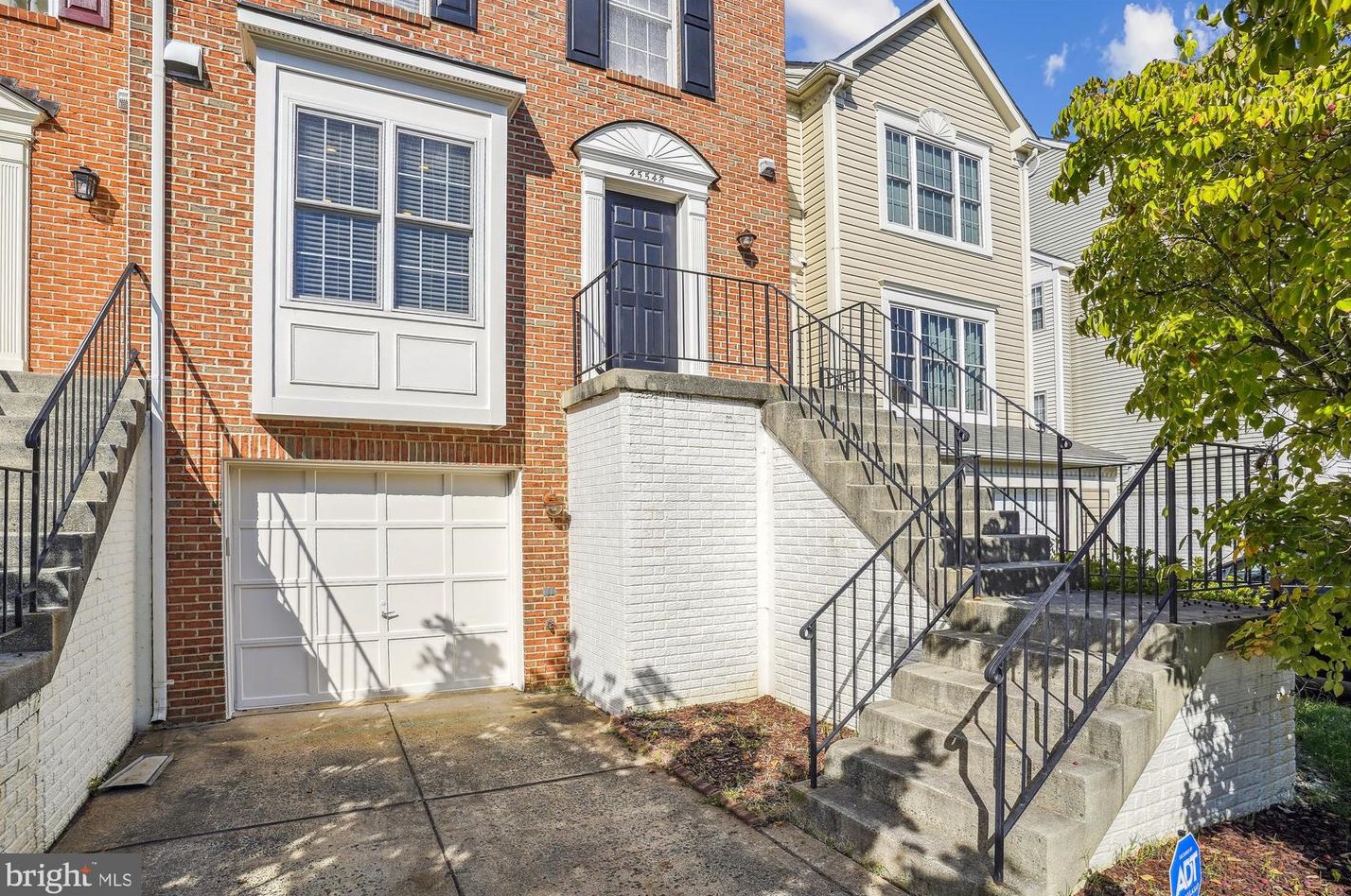 45548 Whitcomb Sq, Dulles, VA 20166-3011