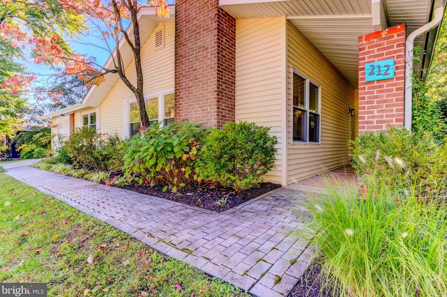 212 Penny Ln, Dulles VA  20164-1606 exterior