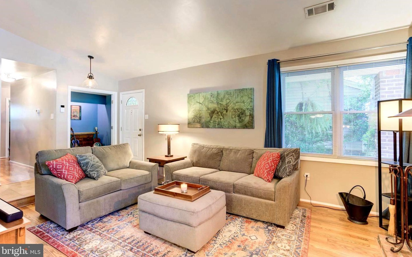 212 Penny Ln, Dulles VA  20164-1606 exterior