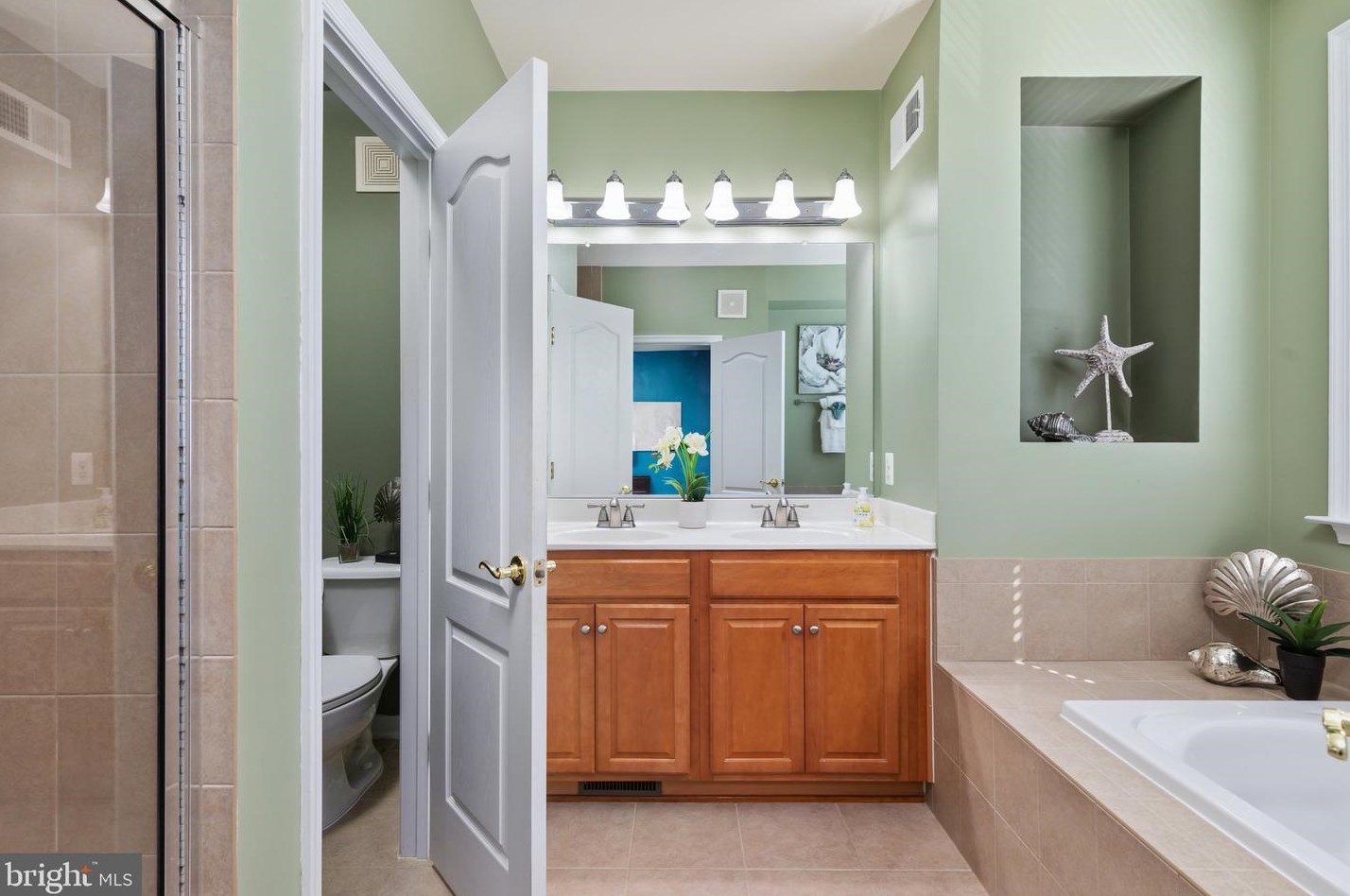 42591 Hollyhock Ter, Ashburn VA 20148-6408 exterior