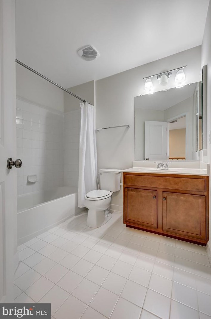 23419 Epperson Sq, Ashburn VA  20148-7428 exterior