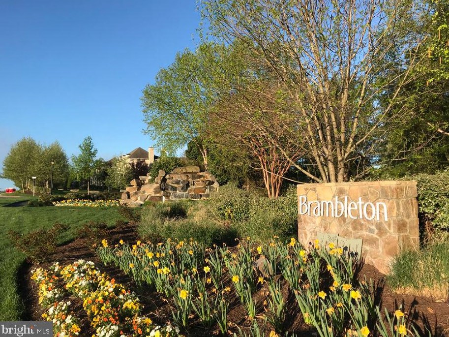 42494 Legacy Park Dr, Ashburn VA  20148-5616 exterior