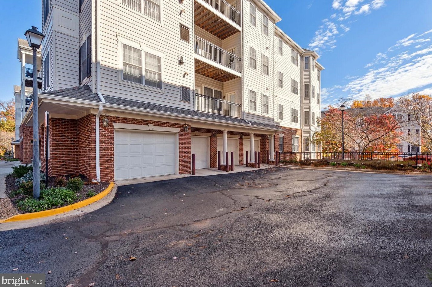 20751 Royal Palace Sq, Dulles VA  20165-8407 exterior
