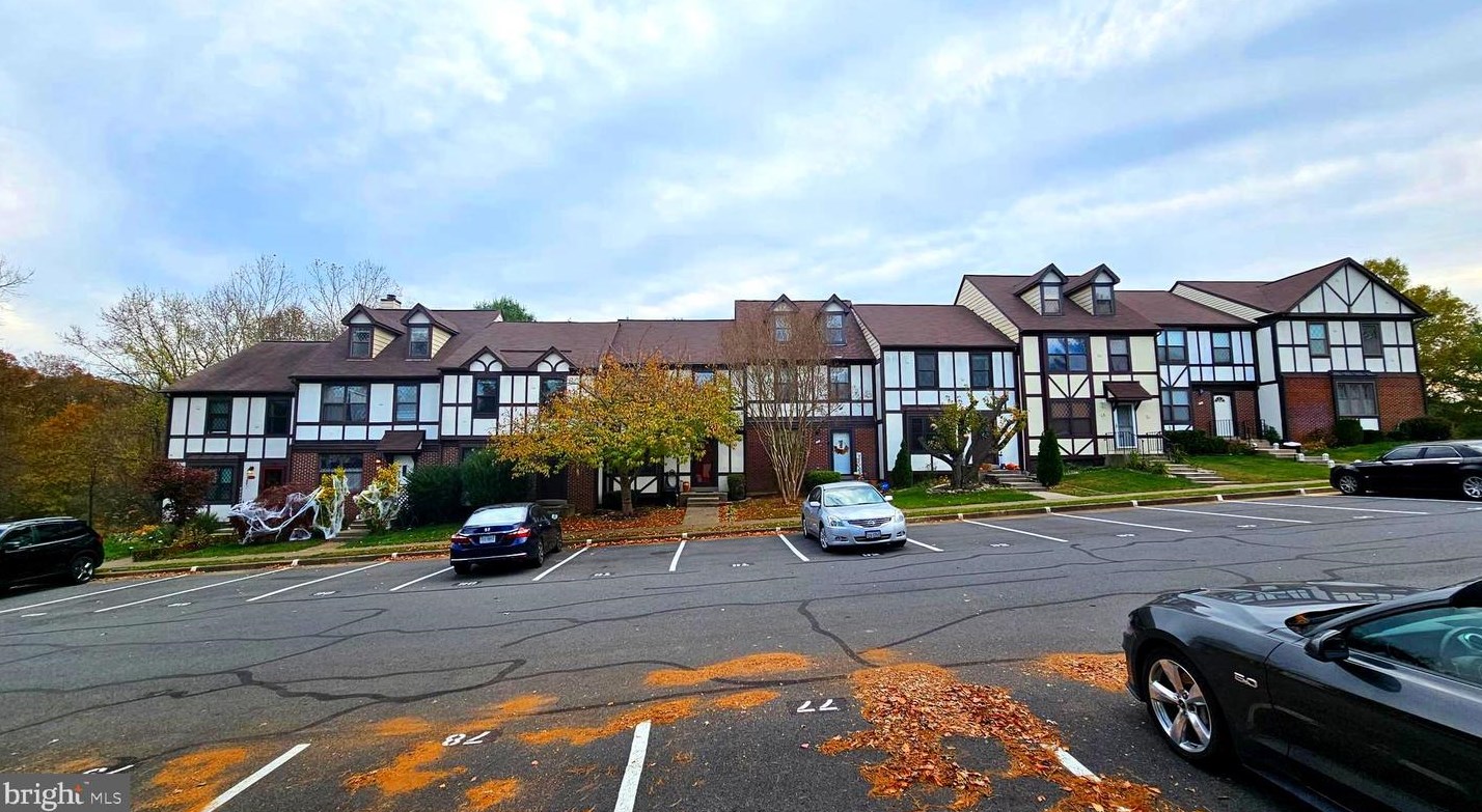 12 Lyndhurst Ct, Dulles, VA 20165-6020