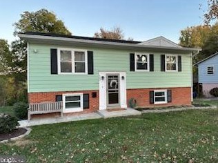 502 Maple Ave, Dulles, VA 20164-4229