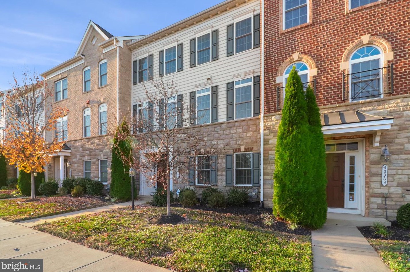 42365 Pine Forest Dr, Fairfax, VA 20152