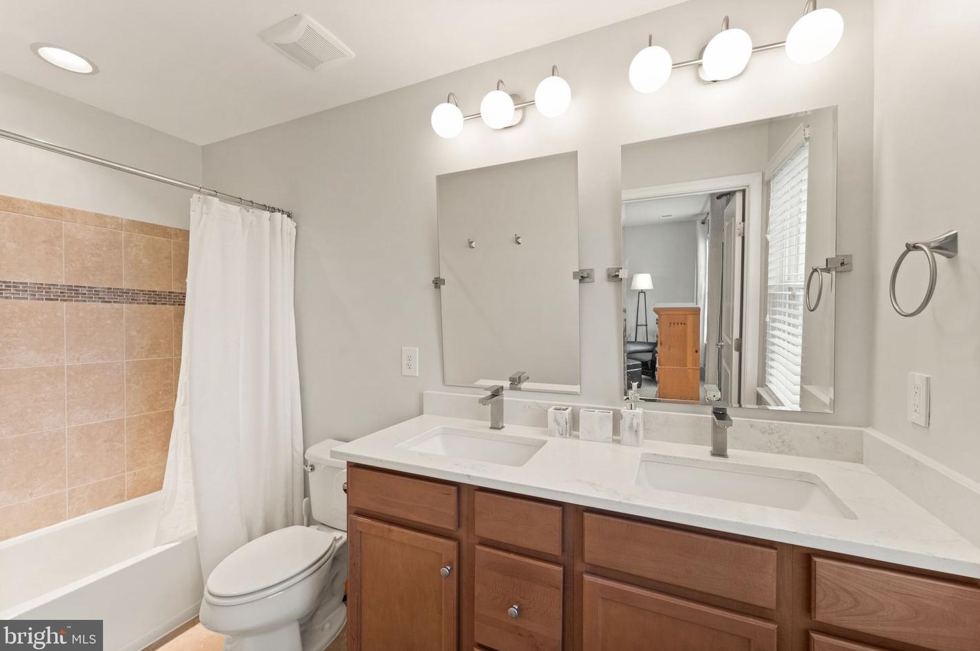 45940 Grammercy Ter, Dulles VA  20166-7806 exterior