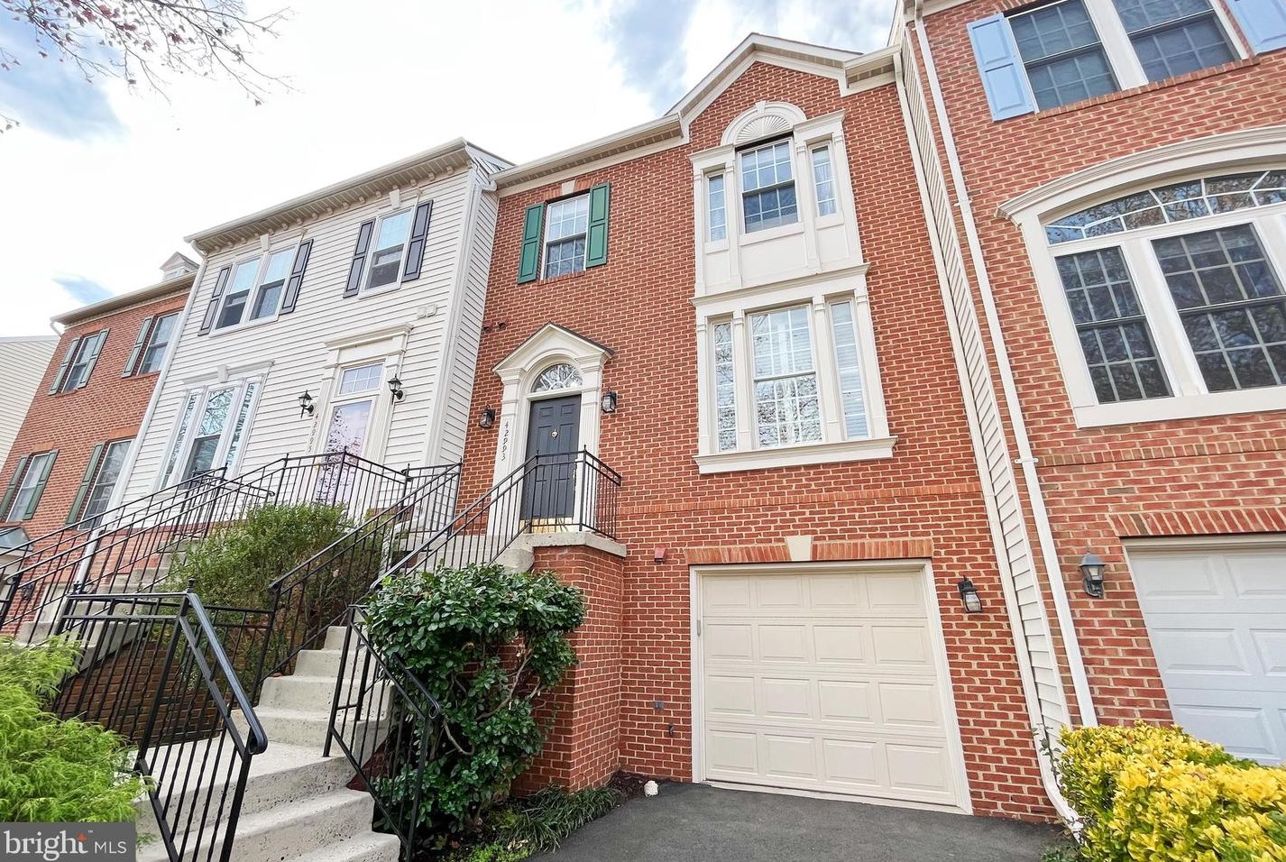 42993 Golf View Dr, Fairfax, VA 20152