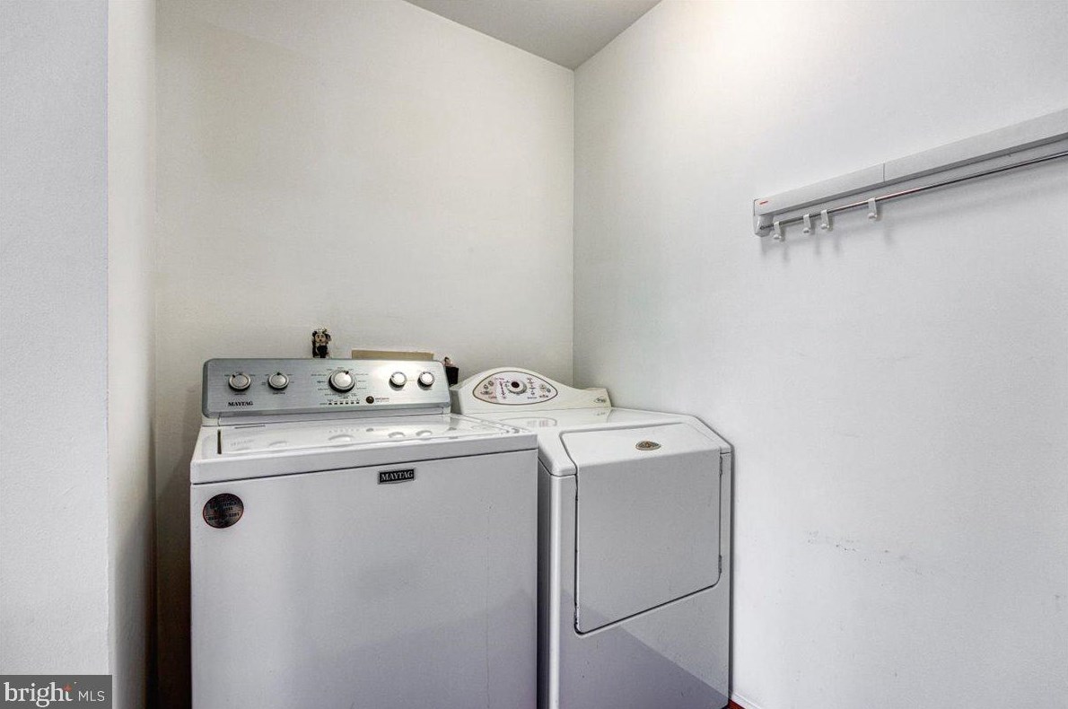 10 Lindenwood Ct, Dulles VA  20165-5643 exterior