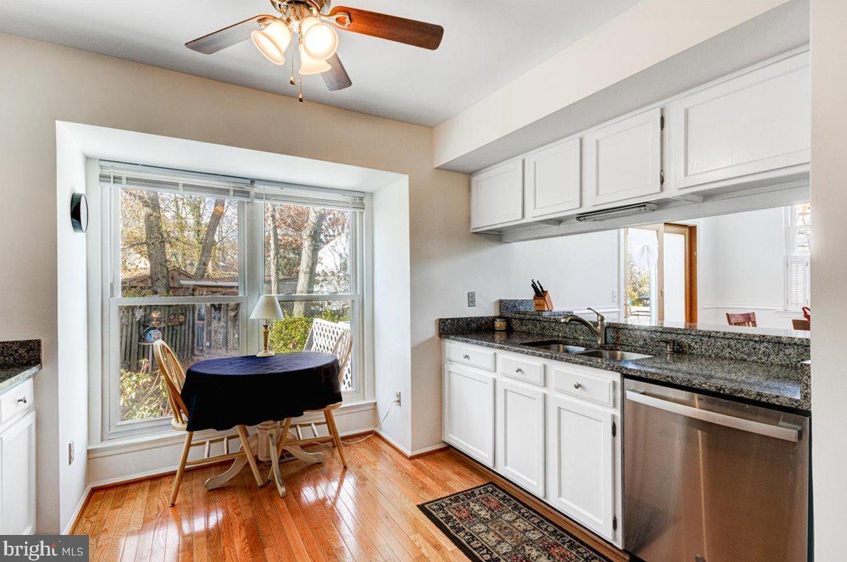 10 Lindenwood Ct, Dulles VA  20165-5643 exterior