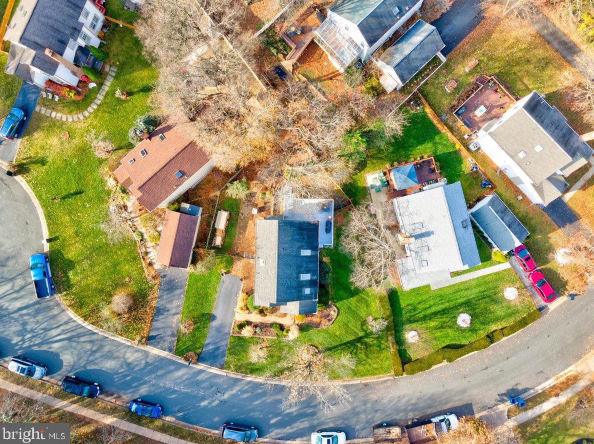 10 Lindenwood Ct, Dulles VA  20165-5643 exterior