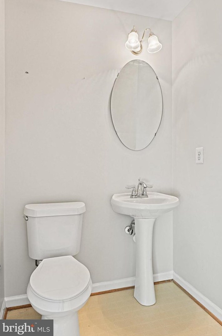 19896 Fieldgrass Sq, Ashburn VA  20147-2760 exterior