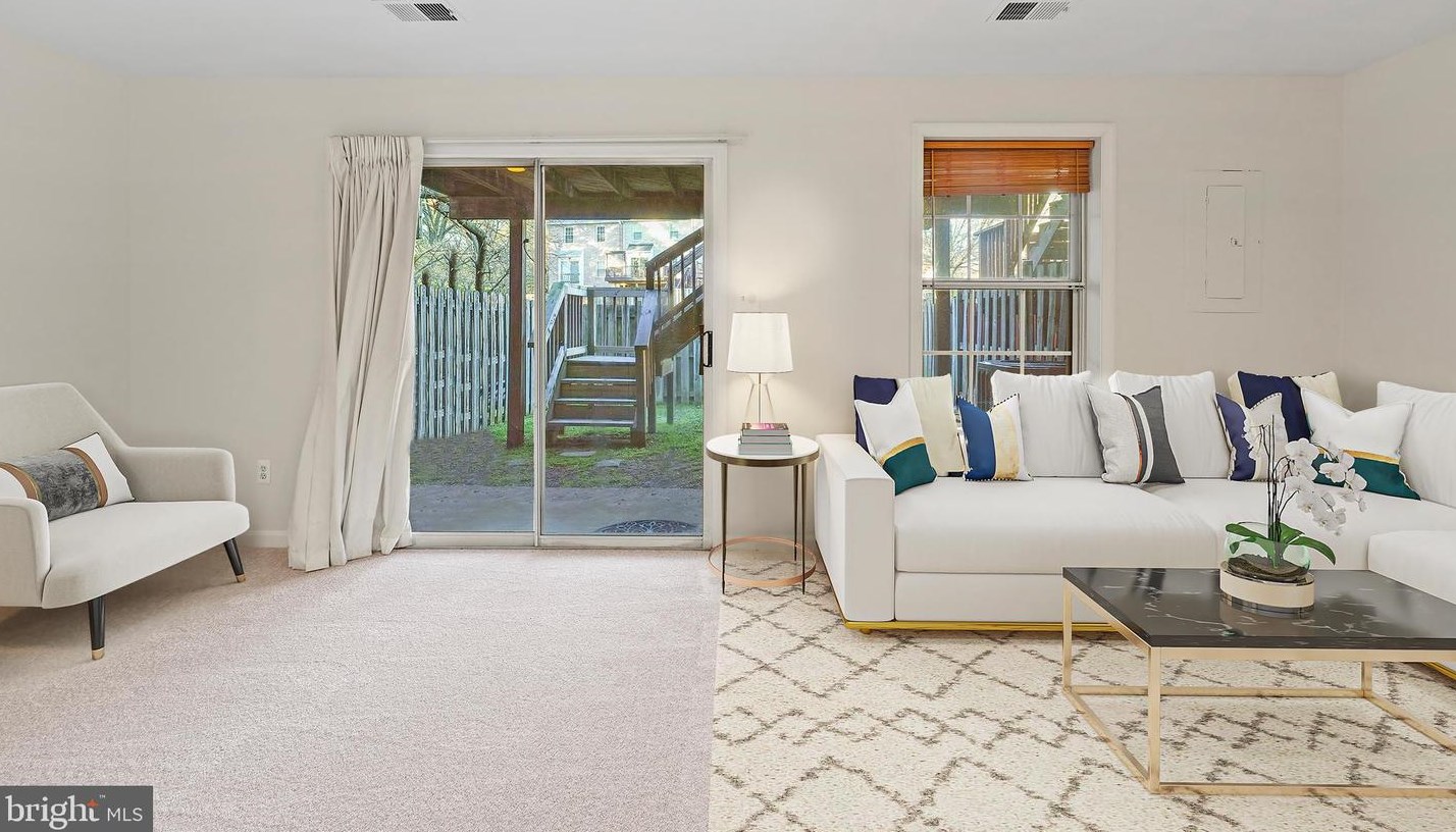 21109 Chandler Ct, Dulles VA  20164-6300 exterior