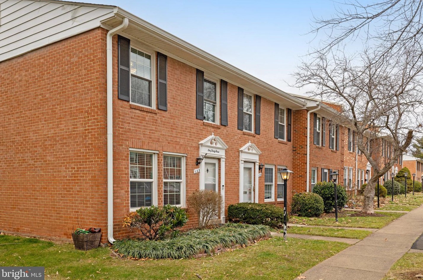 133 N Baylor Dr, Dulles, VA 20164