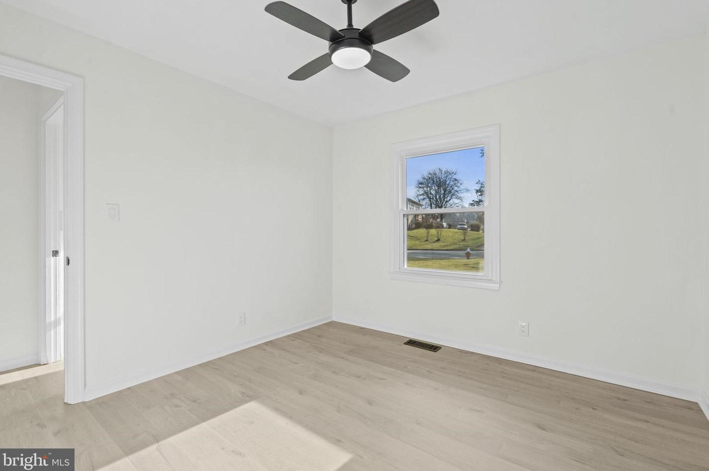 101 Cypress Rd, Dulles VA  20164-4004 exterior