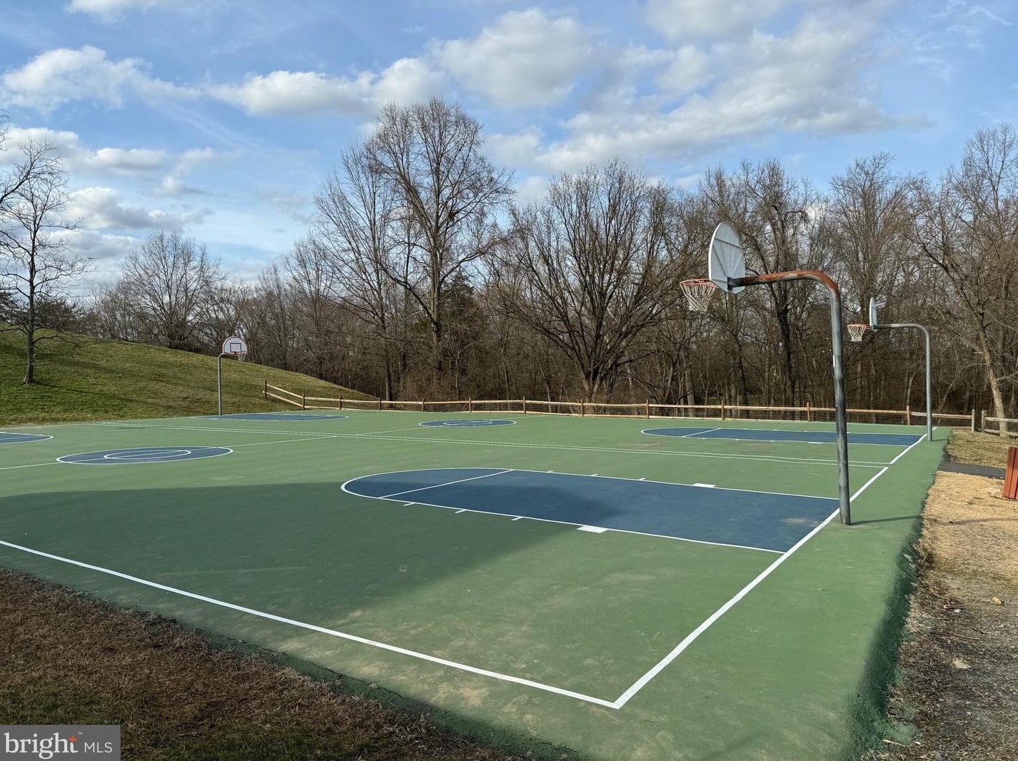 18 Oakdale Ct, Dulles VA  20165-5641 exterior