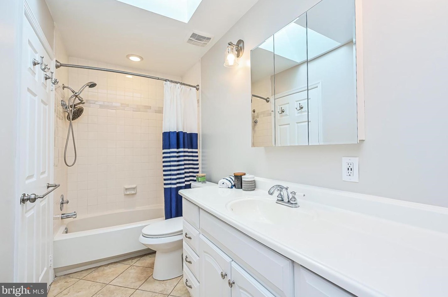 18 Oakdale Ct, Dulles VA  20165-5641 exterior