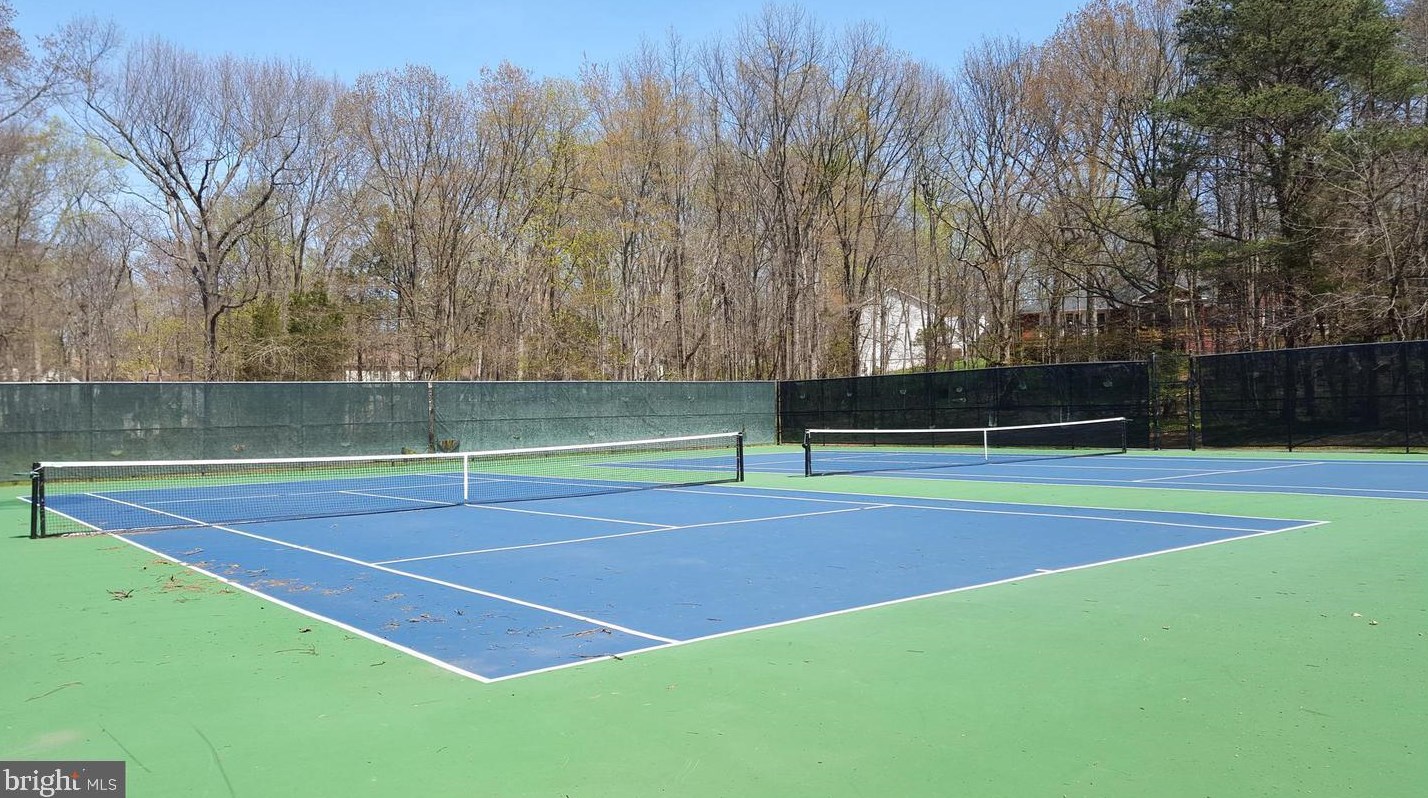 18 Oakdale Ct, Dulles VA  20165-5641 exterior