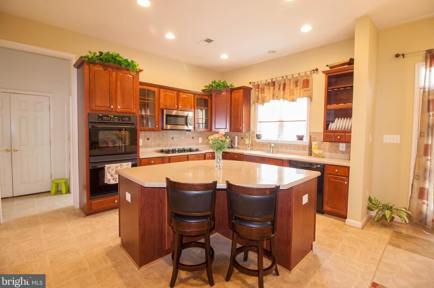 44331 Apache Cir, Ashburn VA  20147-5044 exterior