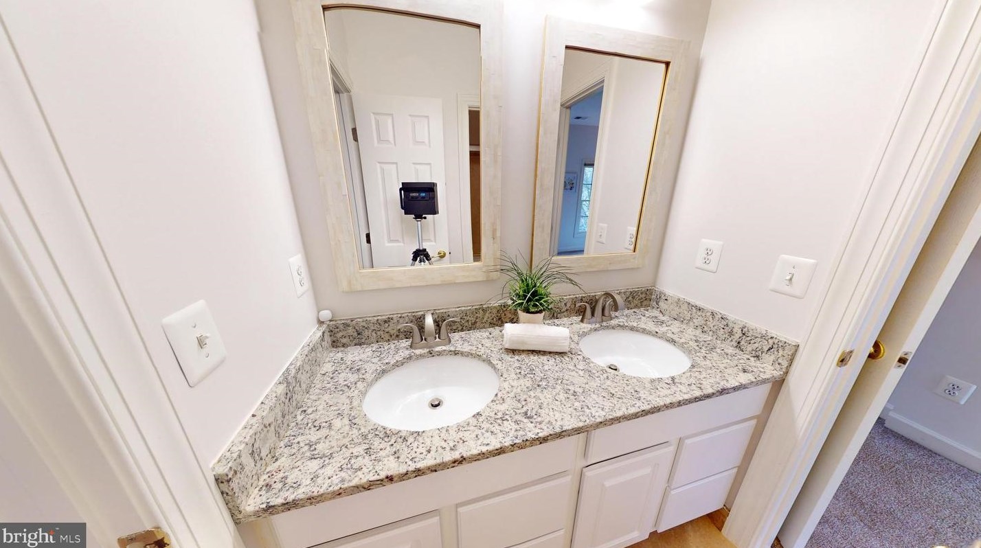 47305 Middle Bluff Pl, Dulles VA  20165-3131 exterior