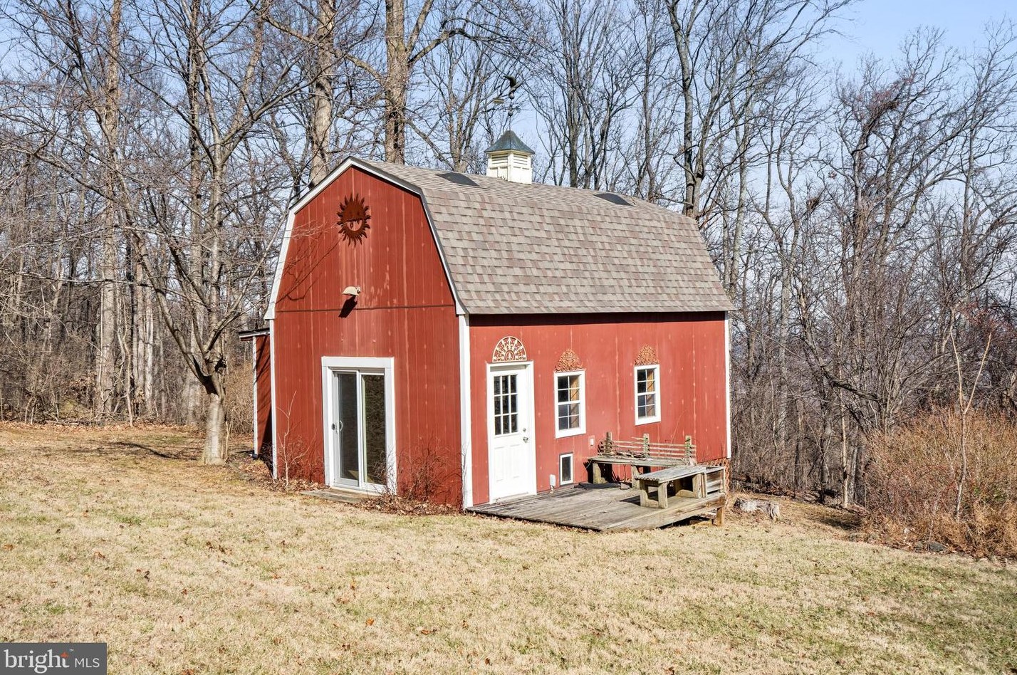 19690 Frst Hl Ln, Mount Weather VA  20135-2039 exterior