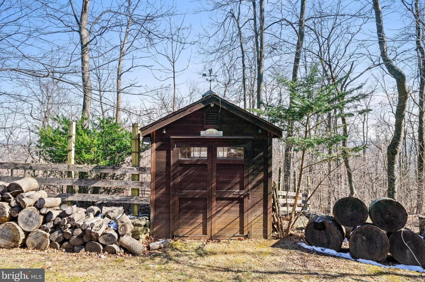 19690 Frst Hl Ln, Mount Weather VA  20135-2039 exterior