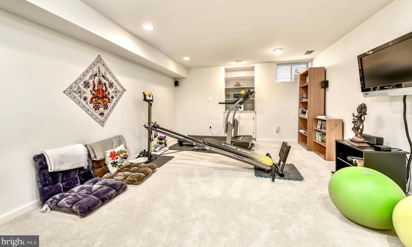 46494 Cedarhurst Dr, Sterling VA  20165-6485 exterior