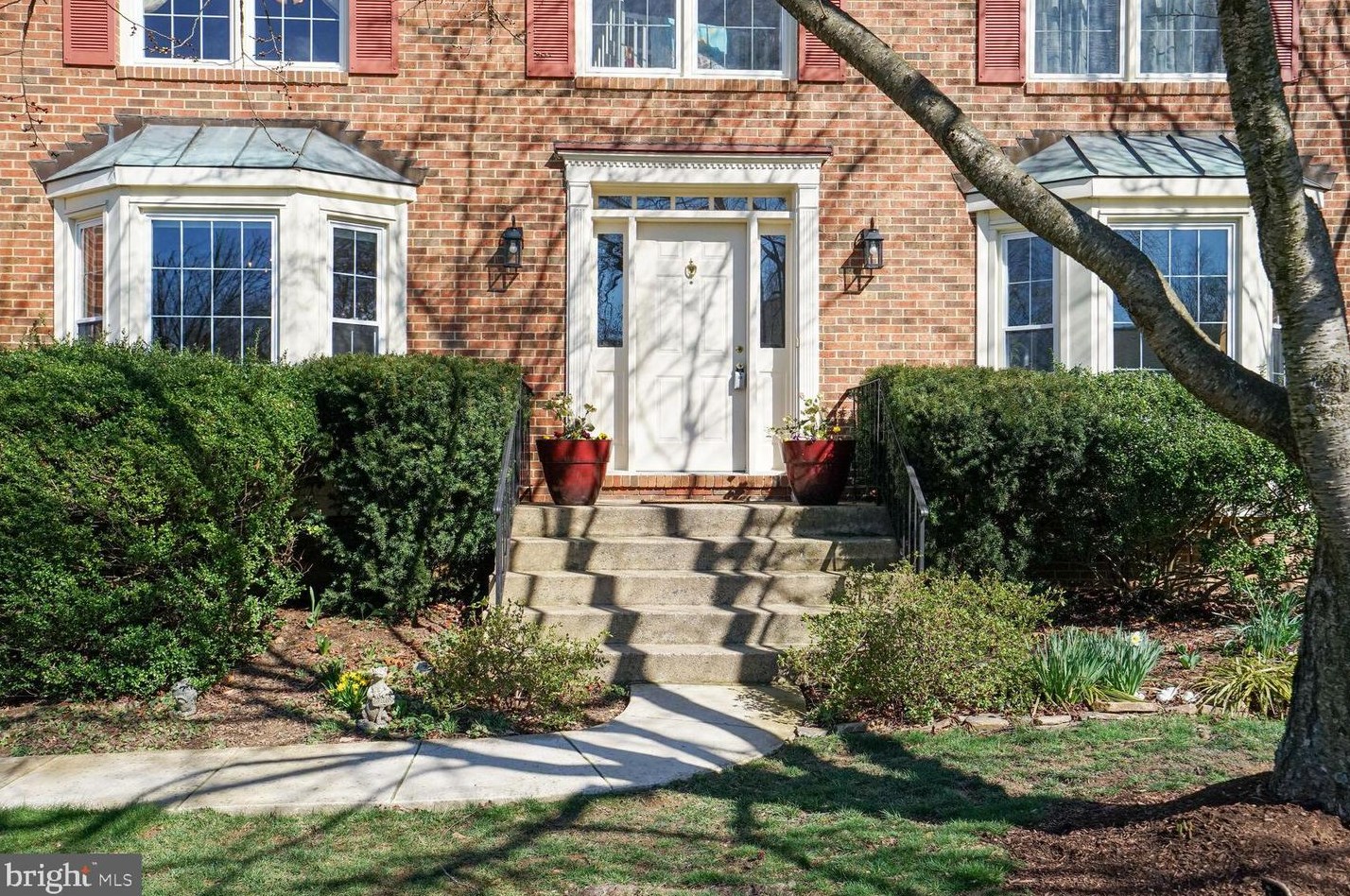 12 Lowery Ct, Dulles VA  20165-6204 exterior