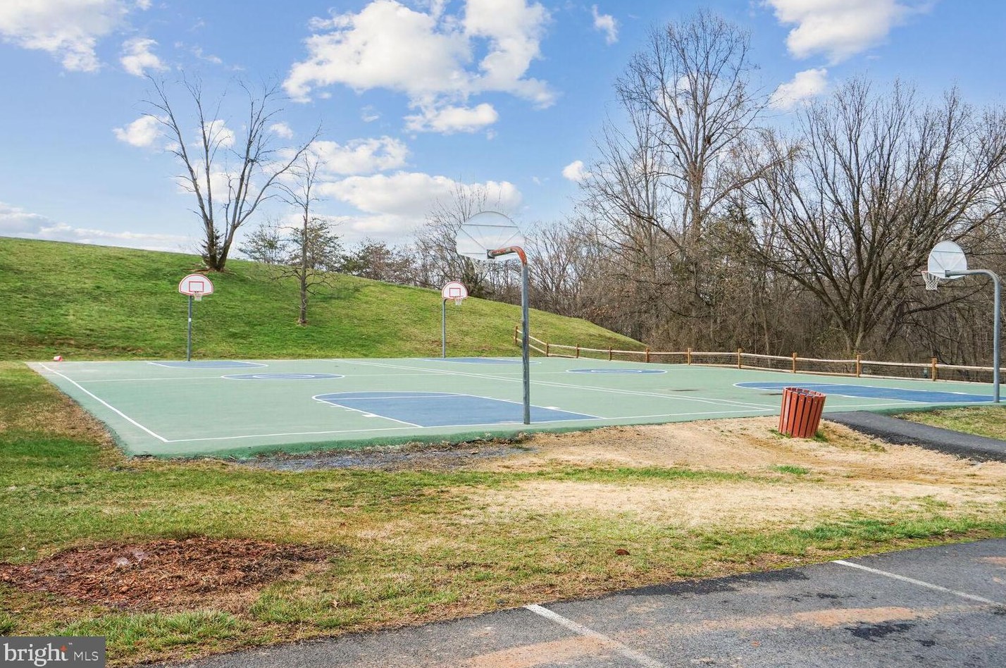 12 Lowery Ct, Dulles VA  20165-6204 exterior