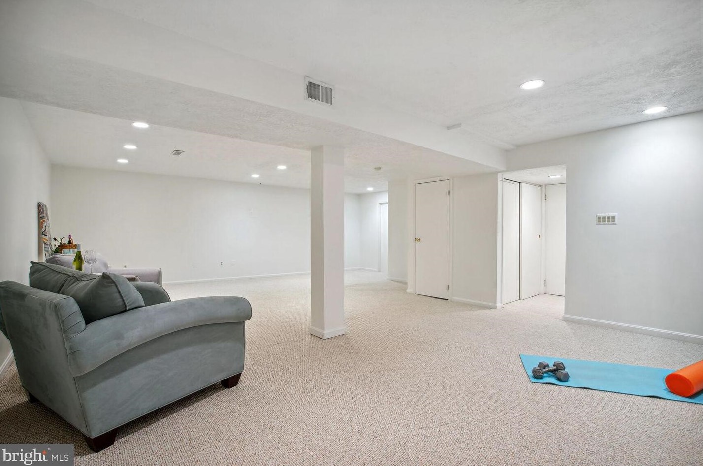 12 Lowery Ct, Dulles VA  20165-6204 exterior