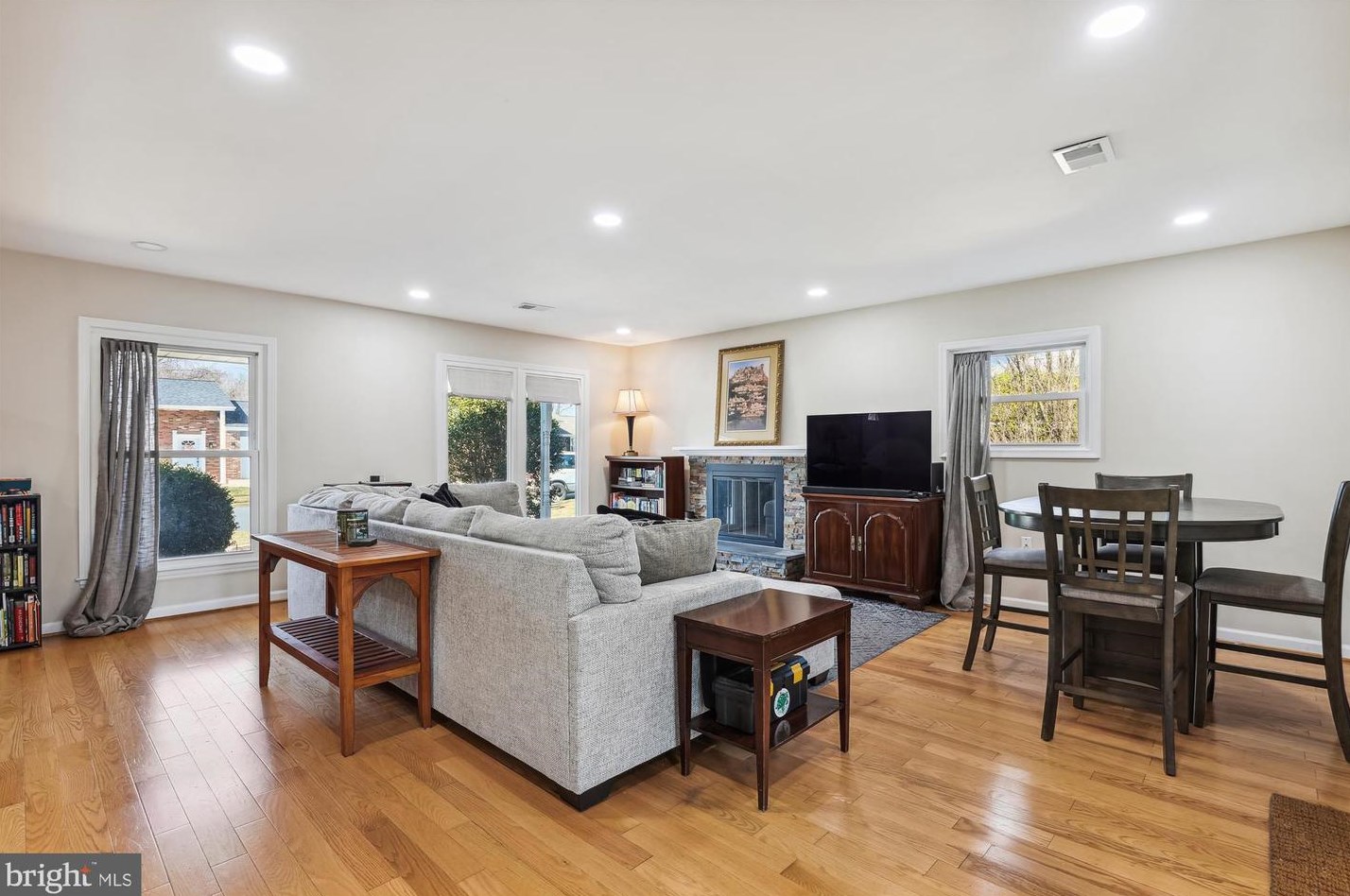 617 E Charlotte St, Dulles, VA 20164
