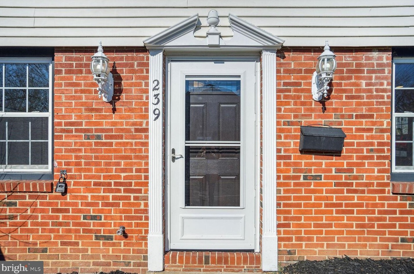 239 Nottoway St, Leesburg, VA 20175-4002