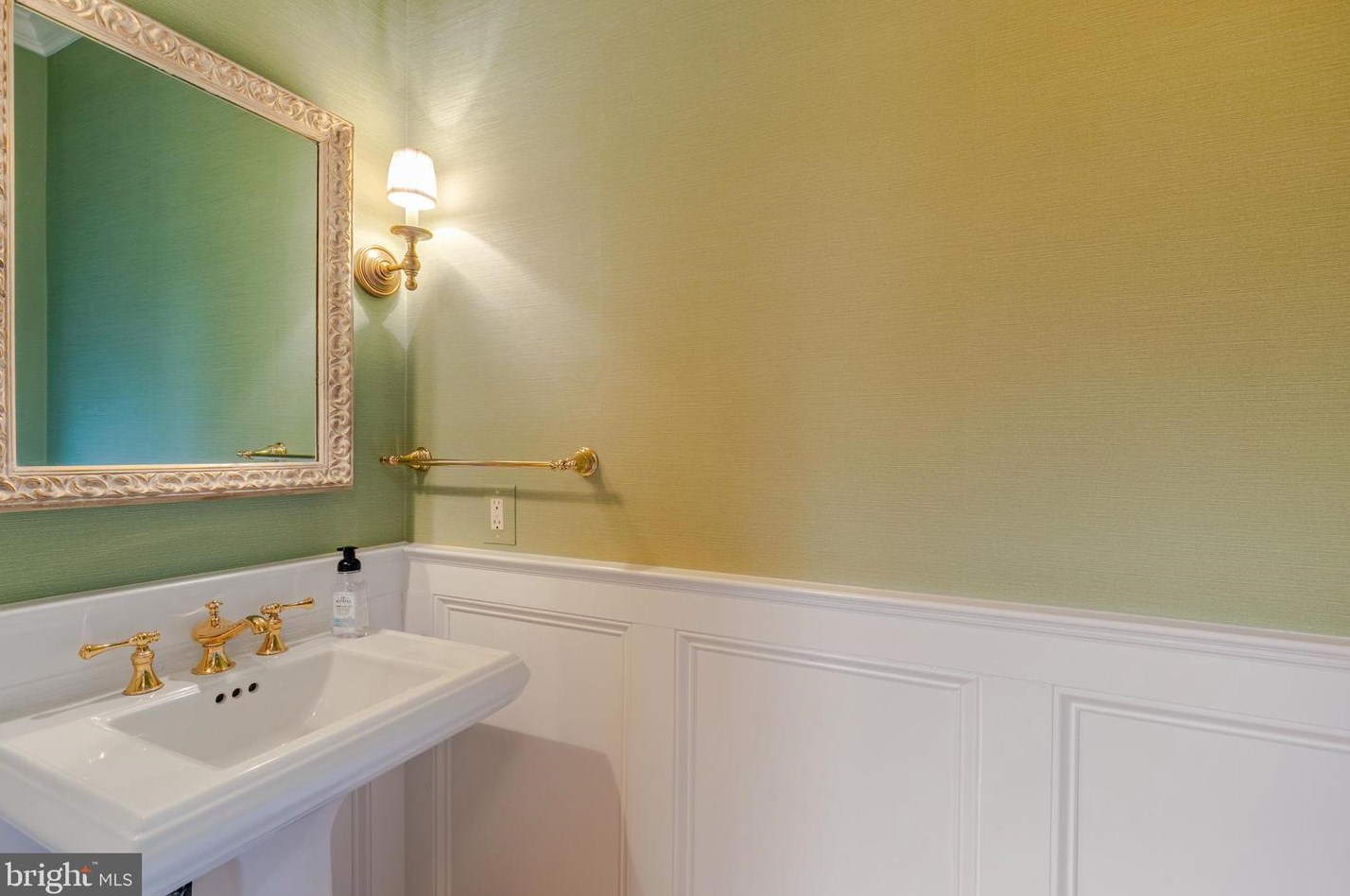 1401 Harle Pl, Leesburg VA  20175-5801 exterior