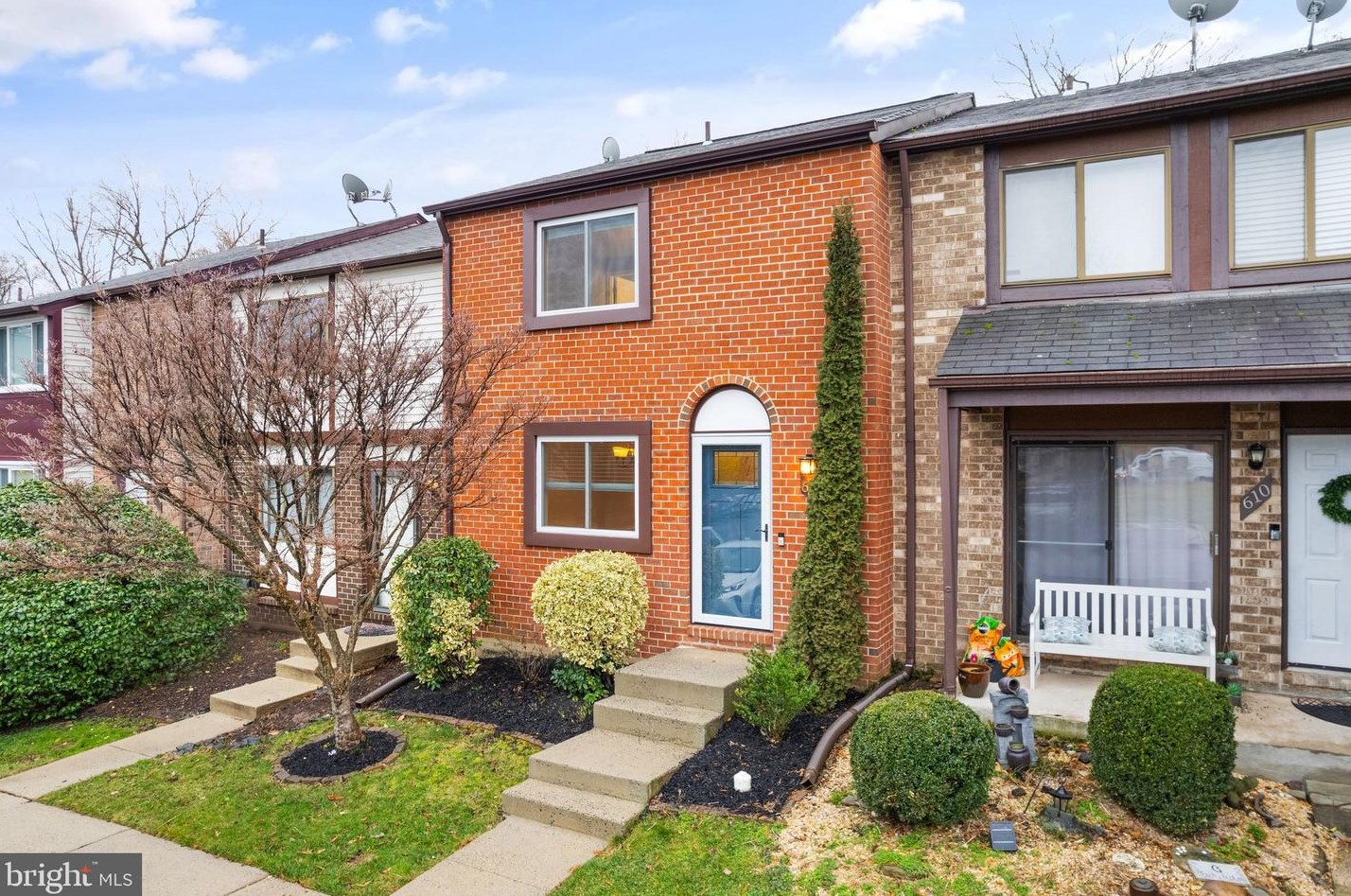 608 Giles Pl, Dulles, VA 20164-1523