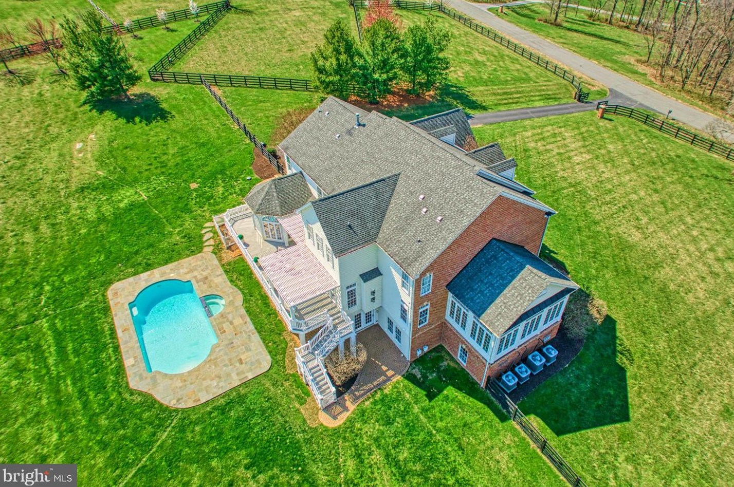 35327 Greyfriar Dr, Round Hill, VA 20141-2393