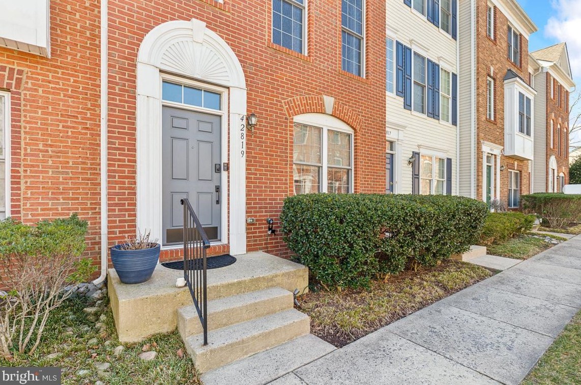 42819 Smallwood Terrace, Fairfax, VA 20152