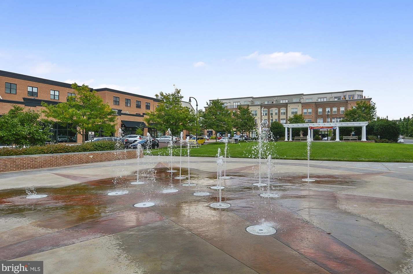 19350 Magnolia Grove Sq, Leesburg VA  20176-5144 exterior