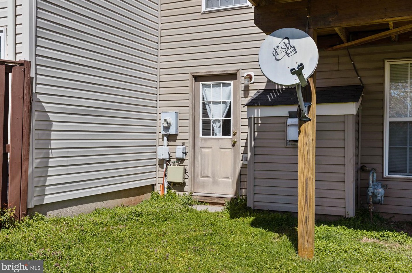 21801 Willesden Jct Ter, Dulles VA  20166-9275 exterior