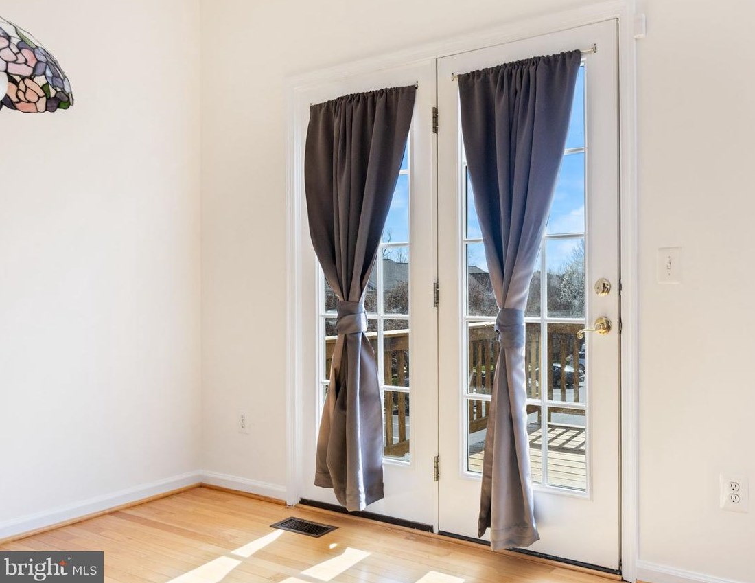 21801 Willesden Jct Ter, Dulles VA  20166-9275 exterior