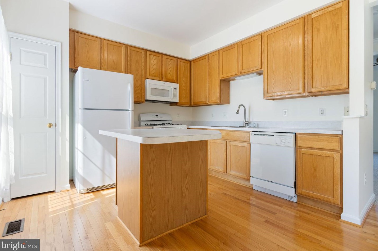 21801 Willesden Jct Ter, Dulles VA  20166-9275 exterior