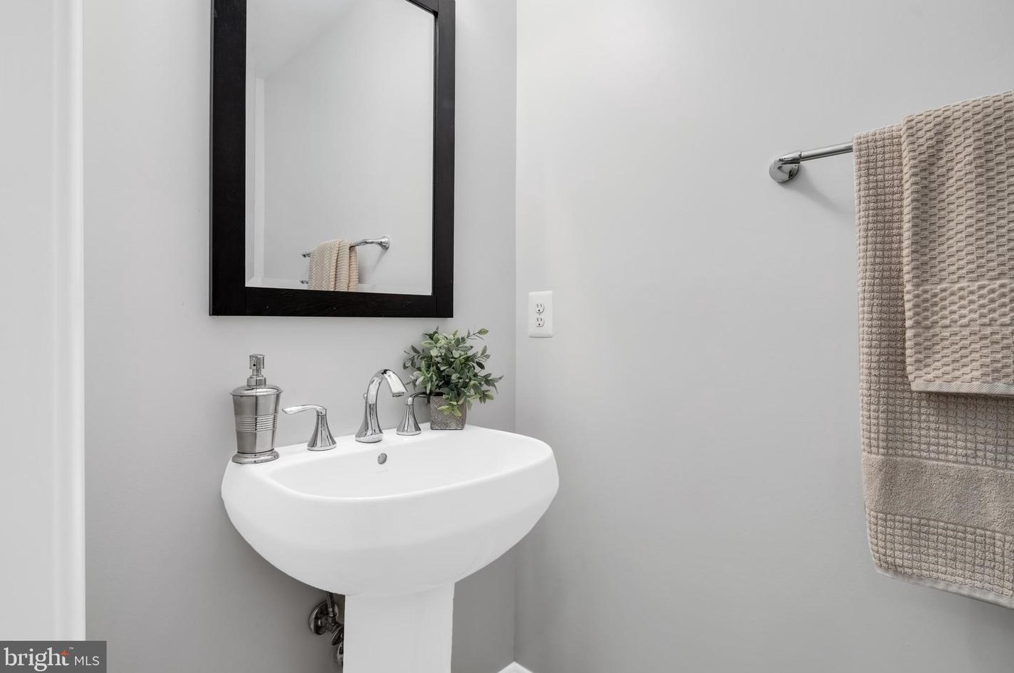 20366 Center Brook Sq, Dulles VA  20165-5183 exterior